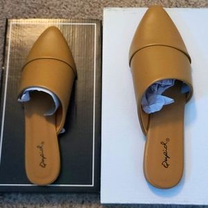 NWT Qupid Butterscotch closed toe flat